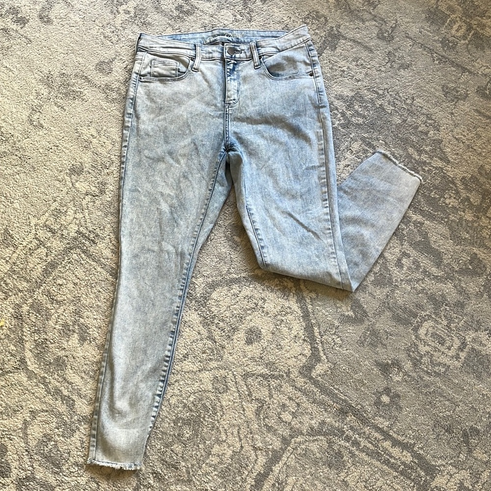 Universal Thread Light-wash raw edge skinny jeans